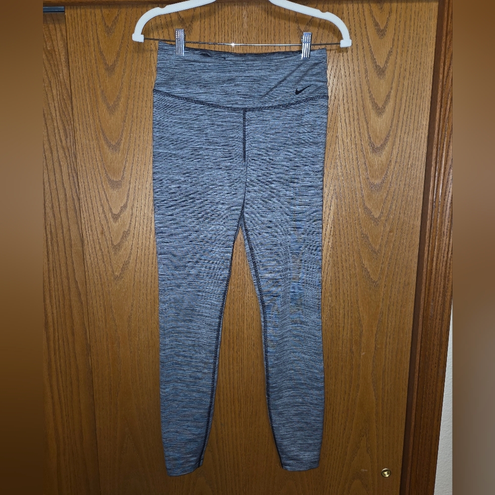 G303. Nike Legend Dri-Fit Full Length Leggings in Black/White Stripe - Size S